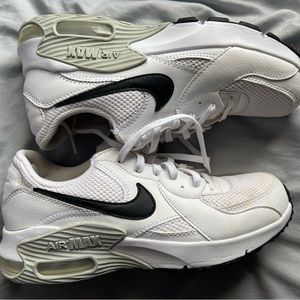 NEED THEM GONE!! Womens 7.5 Nike shoes